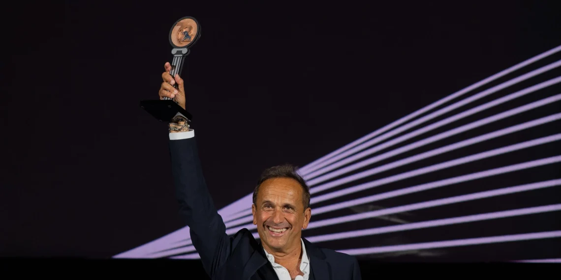 Il grande comico pugliese Uccio De Santis premiato con il “Best comedy award” al Taormina Film Festival 2026