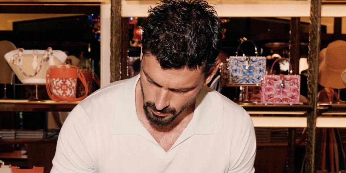 Taormina. Bagno di folla per Michele Morrone: presentato al Mocambo bar il volume fotografico firmato Dolce & Gabbana