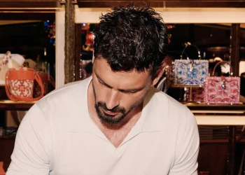 Taormina. Bagno di folla per Michele Morrone: presentato al Mocambo bar il volume fotografico firmato Dolce & Gabbana