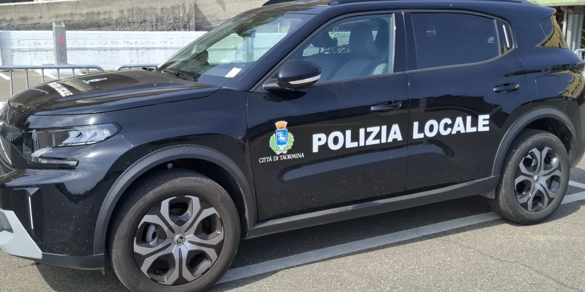 Taormina. Zig zag tra la folla sul Corso Umberto a bordo di un ciclomotore senza assicurazione: scatta il sequestro