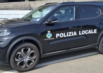Taormina. Zig zag tra la folla sul Corso Umberto a bordo di un ciclomotore senza assicurazione: scatta il sequestro