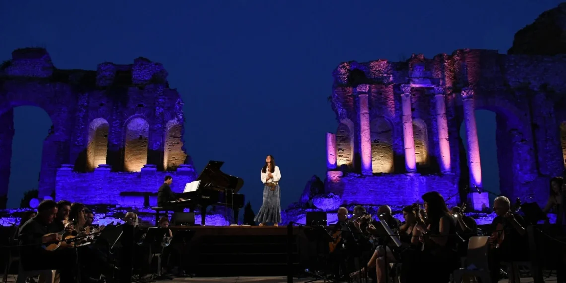 Taormina Arte. Successo all’alba per “Svegliare il giorno”: Ambra Angiolini incanta il Teatro Antico