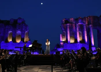 Taormina Arte. Successo all’alba per “Svegliare il giorno”: Ambra Angiolini incanta il Teatro Antico