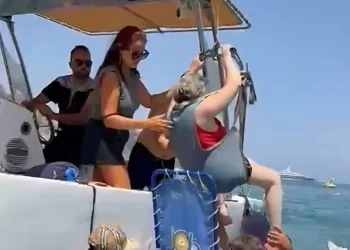 Giardini. L’accessibilità che regala il mare: la lezione di libertà del progetto “Mykonos per tutti”