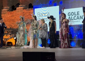 Taormina. “Armonie di Pietre e Stelle”: gli abiti-scultura di Maria Giovanna Costa incantano il Teatro Antico