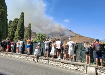 Taormina. Il sindaco: “La città brucia, la situazione è tragica. Abbiamo salvato una donna dalle fiamme”