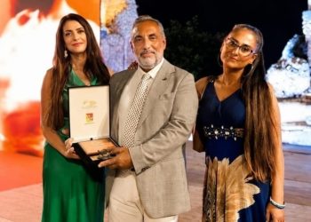 Taormina. “Festa del Teatro”: le targhe in pietra lavica dell’Etna un bellissimo omaggio all’arte
