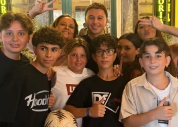Sayf a Taormina, foto e sorrisi con un gruppo di giovani