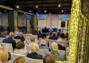 Pubblico e relatori all’Excelsior di Taormina durante la presentazione del libro «Il rischio di non rischiare»