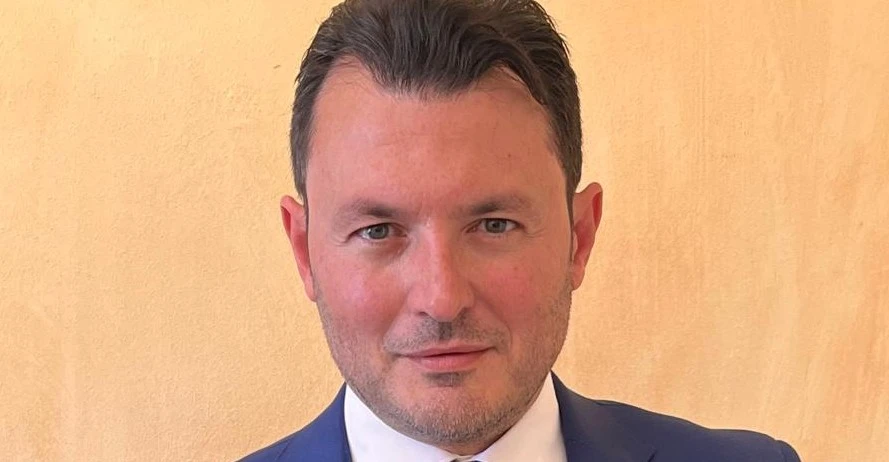 Il calcio oltre la comunicazione: il traguardo accademico del manager Angelo Scaltriti