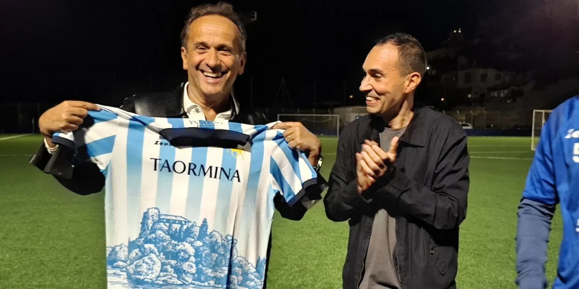 Uccio De Santis a Taormina, l’ambasciatore del sorriso conquista il cuore della città