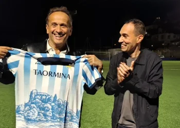 Uccio De Santis a Taormina, l’ambasciatore del sorriso conquista il cuore della città